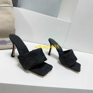 Sandali mule Lido Pantofole Botteg Veneta Estate Nuovi tacchi alti alla moda a quadretti Tacchi sottili con punta quadrata Sandali open toe Tinta unita Ve hanno logo HBAP