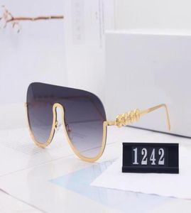 2020 Novos óculos de sol de luxo Men039s e Women039s Designer Sunglasses Gold Frame Square Metal Frame Sports Outdoor Retro Styl2209211