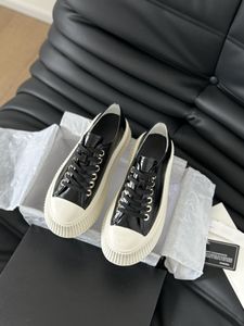 2024 Le ultime scarpe casual bianche da donna Pelle di pecora Scarpe sportive con diamanti a quadri Piccole scarpe da tennis Chiodi chiodati Panda scarpe casual