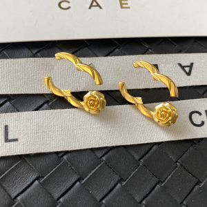 Orecchini Orecchini di fascino di design di marca placcati in oro di lusso progettati specificamente per le donne Temperamento lussuoso Regali di compleanno di alta qualità Accessori per feste
