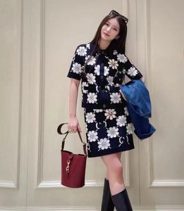 Designer Kvinnor Tracksuits New Luxury T Shirt Coats Sticked Top+Flower broderad kort kjol Tvådeluppsättning
