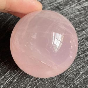 Dekorativa figurer 189G Natural Stone Rose Quartz Crystal Ball Polished Rock Pink Sphere Feng Shui 2024 Spatination Decoration Gift Reiki