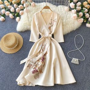 Primavera e verão nova celebridade luz luxo francês com decote em v deusa estilo temperamento cintura magro vestido de comprimento médio 684308