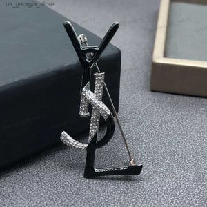 Pins Brooches splice Black/Silver Color Alphabet Pins Brooches Fashion Embed Zircon Designer Jewelry Ladies brooches weddings banquets Christmas gifts Y240327
