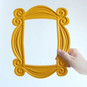 Friends TV Show Porta gialla Cornice in poliresina Po con supporto | Espositore per quadri da appendere Decorazioni per la casa per scrivania Galleria da tavolo 240327