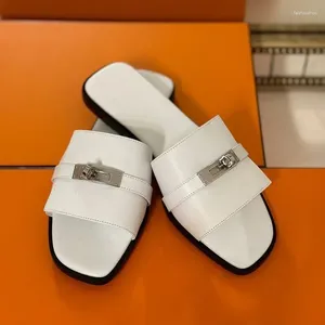 2024 Kvinnor tofflor Sandaler Peep Toe Flat Heels Metal Decor Designer Ladies Mules Brand Runway Slides Sandalias Mujer 1004