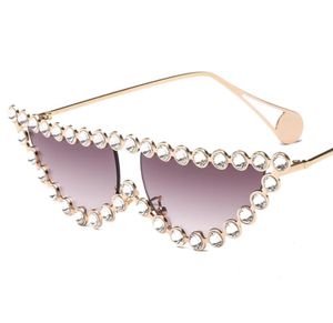 2019 Fashion Diamond Frame Cat Eye Solglasögon Kvinnor Luxury Vintage Triangle Shades Rhinestone Solglasögon för kvinnlig metall UV4002174184