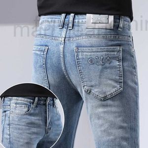 Jeans masculinos Designer Mens Luz Azul Slim Fit Pequeno e High End Primavera Fina Calças Longas 8F3C 8C8L