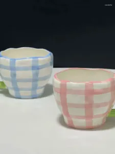 Tazze Tazza con manico a tulipano tridimensionale disegnato a mano Tazza in ceramica a quadretti blu rosa Caffè con fiori tenuti in modo creativo