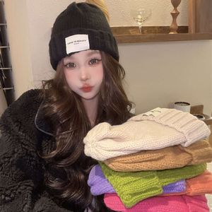 Versão coreana para mulheres cabeça grande e rosto pequeno, versátil no outono inverno, patchwork de lã com calor espessado e proteção de orelha, chapéu de malha