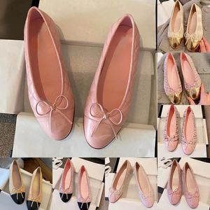 Mit Schachtel Sandalen Schieberie Slider Chanells Schuhe Ballett Flats Designer Heels Schuhe Frauen Kuhhaftbretter Bow Ballet Hochzeitsschuhe Lady Leder Lazy Dance Slades Frauen