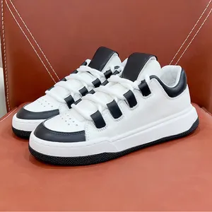 Piccole scarpe bianche da donna High-end Primavera 2024 Nuovi colori misti Altezza superiore Scarpe casual che aumentano l'altezza Non macinare i piedi Mocassini da donna con fondo spesso antiscivolo