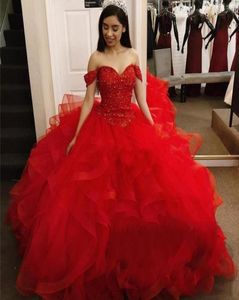 Классическое красное бальное платье с открытыми плечами. Платья Quinceanera. Каскадные оборки.