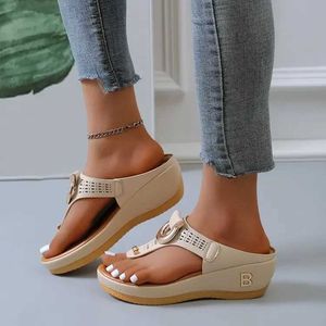 Chinelos chinelos femininos novas sandálias de verão dedo do pé aberto sapatos de praia flip cunha confortável bonito plus size 35-43 chaussure h240326aevv