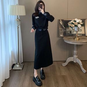 بدلة أزياء سوداء عالية للسيدات ربيع 2024 جديد على الطراز الغربي هوديي نصف تنورة مزاجي مجموعة من قطعتين