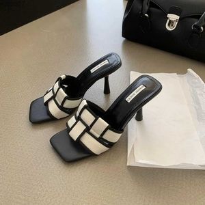 Sandálias Weave Design Womens Slide Open Toe Sapatos de Verão Fino Salto Alto Slide Party Bomba Casamento Preto e Branco 35-39L2403