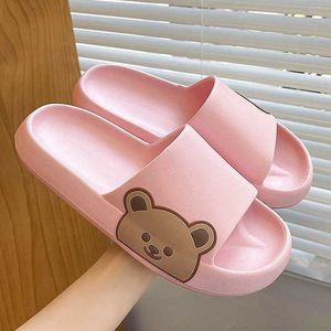 Kapcie Kapcieczki Kobiety Slajdes Slajdes Cartoon Bear Niedźwiedź Flip Flip Flops Męskie kleszcze Sole Indoor Batroom Anti-Slip Soes 2023 Letni para sandały H240326MZKS