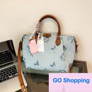 Mode kvinnors väska sommar ny snygg bra textur präglade kvinnors handväska europeiska och amerikanska retro stora kapacitet crossbody hinkväskor