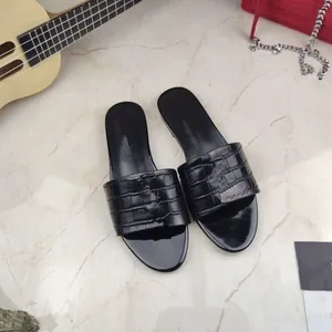 New Cowhide Sandals Flats 여성 레저 여성 고급 디자이너 야외 평평한 바닥 고품질 해변 패션 레이디 유행 여름 신발 DD0101S