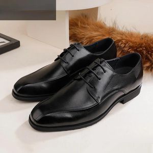 カジュアルシューズダービーマンフォーマルビジネス本物のレザーラウンドヘッドレースアップブラックデザイナーオフィスSoulier Homme