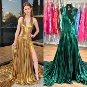 Gold Metallic Prom Dress Halter V-Neck Pleated Drop Midja Långt vinter Formell evenemangsfest klänning Öppen rygg Hög slits röd matta bana Oscar Gala Pageant Emerald Custom