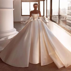 Abito da sposa con abito da ballo in raso a strati di lusso, abito da matrimonio, senza maniche, perline, perle, spalle scoperte, gonne da sposa