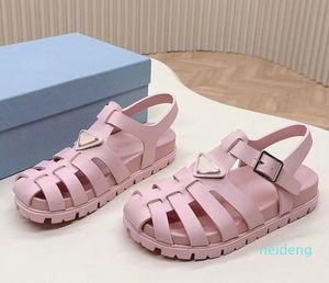 Designer -Summer anländer kvinnor Flat Beach Sandals Runway Candy Colors Buckle Strap Vacation Beach Braid Designer Kvinnor Sandaler