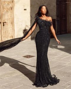 Party Dresses Formal One-Shoulder Evening Gown With Exquisite Lace And Feather Embellishments