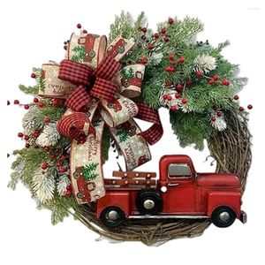 Dekoracja imprezy świąteczne wieniec czerwona ciężarówka frontowe farmę vintage z sosnowymi szyszkami jesiennymi wieńcami na Święto Dziękczynienia