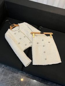 2024 Frühlings-Set mit weißen Perlen, zweiteiliges Kleid, Langarm, Rundhalsausschnitt, Tweed-Perlenmantel + getäfelter kurzer Rock, zweiteilige Anzüge D4J270468