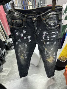 P63 VIOLA Jeans da uomo di alta qualità Jeans da motociclista in difficoltà Jeans skinny slim strappati Striscia con buco alla moda Ricamo serpente Pantaloni in denim