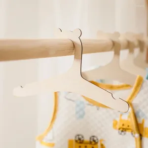 Hängare 5/10st Baby Wood Clothes Hanger Diy Creative Room Decoration Barn Torkförvaring Barnarrangörskläder