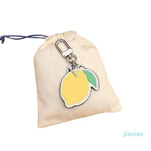 Keychain Designer Fashion Keys Pendant Key Buckle Classic Lemon äkta läder Keychains Ornament