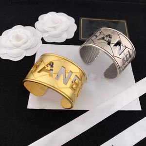 Charme Pulseiras CH bangle Love bangl Adequado para pulso de 1517 CM para mulher pulseira de designer Os detalhes oficiais da réplica da pulseira são consistentes com o produto genuíno p