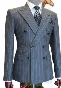 Formalne 2024 NOWOŚĆ Przyjazdu Grey Stripe Peaked Lapel Tux Men Slim Fit Suits Kurtka tylko 1 kawałek na przyjęcie weselne wełniane tkaniny V0JU#