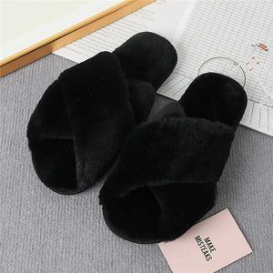 Tallgarna tofflor 2023 Cross Design Winter Ouse Fury Womens Fluffy Fur Ome Slides Flat Bottomed Indoor Flooring Soes mjuka kvinnor Flip H240326zzt4