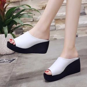 Kapcie Kapcie plus size 35-42 Kobiety Summer Etnic Style Wedge Peep Toe Tin BOOM Women Soes Zapatos de Mujer H240327