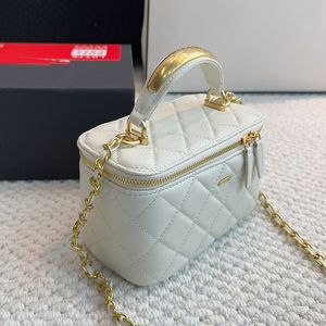 Bolsa feminina de metal com alça superior, bolsa de pele de cordeiro com porta-cartões espelhado, batom, bolsa de maquiagem, hardware de metal dourado, corrente matelassé, bolso crossbody 17 cm