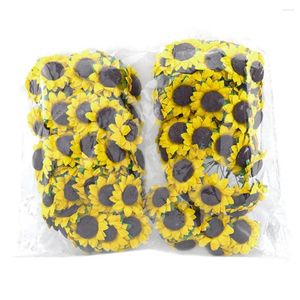 Partydekoration 100pcs Mini Künstliche Sonnenblumenköpfe kleine gefälschte Seiden Sonnenblumen Faux gelbe Blumen Masse für Home Wedding Cake DIY