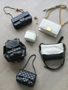 Märkta kosmetiska väskor och resväskor feminina lammskinn mini fåfänga lådor och väskor, mode klassiska vaga väskor axelväskor