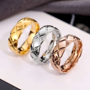 Anello di design con temperamento a tre foglie di erba Edizione minimalista Anello in acciaio al titanio senza sbiadimento Anello da donna con motivo a diamante Anello di moda per amore