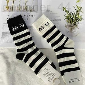 Meias Hosiery Designer Mulheres Senhoras Algodão 1 Par Stripe Designer Respirável Tubo Bonito Sock Suxd