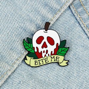 BITE ME Personalisierte Halloween Apfelschädel Pins Gothic Punk Skelett Emaille Brosche Rucksack Jeanshemd Abzeichen Accessoires Geschenke