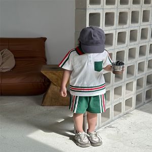Новейшие детские дизайнерские комплекты одежды весна-лето корейские детские наряды топы-поло с короткими рукавами и короткие полоски комплект из 2 предметов детская одежда для мальчиков оптом