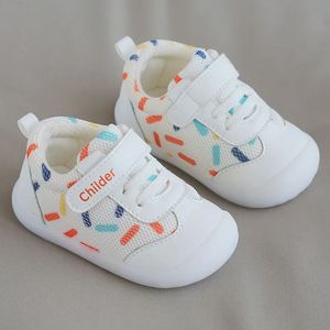 Barnskor för flickor pojkar vår sommar andas mesh född baby första vandrare antislip mjuk sula barn småbarn sneakers 240313