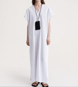 24夏のトテーマ - エレガントなVネックネイビーブルーストライプミッドレングスワンステップドレス半袖ドレス