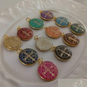 Charms 50 PCS Relius Set av Mticolor Saint Benedict MedalS Katolska guldpläterade SB -medaljmynt San Benito gynnar gåvor 230907 Drop Deli Ottmj