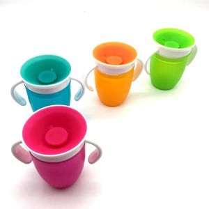 360 grader kan roteras Baby Learning Drinking Cup med dubbelt handtag Flip Lock Läcksäker magisk spädbarn Vattenkoppar Bottle 240322