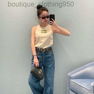 Miui Two Piece Dress Mm Home 24SS Early Spring Water Diamond Nail Bead Brev broderad liten tank top för kvinnors mode mångsidiga vita designer t-shirt