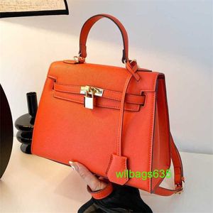 KY Tote Bags Trusted Luxury Leather Handbag Baobao Womens 2024 Ny andra generationens väska Fashion Network Red Advanced Sense Hand Bill of Ladle har logotyp HBNV